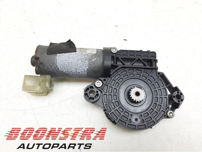 Używane Silnik szyberdachu Volkswagen Passat Variant (3G5) 2.0 TDI 16V 150 Cena € 33,95 Procedura marży oferowane przez Boonstra Autoparts