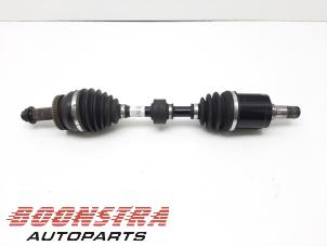 Begagnade Drivaxel, vänster fram Kia Optima Sportswagon (JFF) 1.6 T-GDi 16V Pris € 189,95 Marginaltabell erbjuds av Boonstra Autoparts