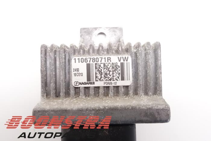 Glow plug relay from a Renault Clio IV Estate/Grandtour (7R) 1.5 Energy dCi 90 FAP 2013