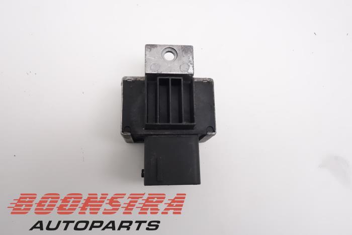 Glow plug relay from a Renault Clio IV Estate/Grandtour (7R) 1.5 Energy dCi 90 FAP 2013