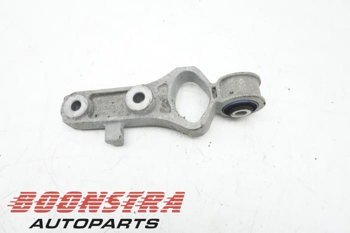 Engine mount from a Volvo V70 (BW) 2.0 D4 16V 2015