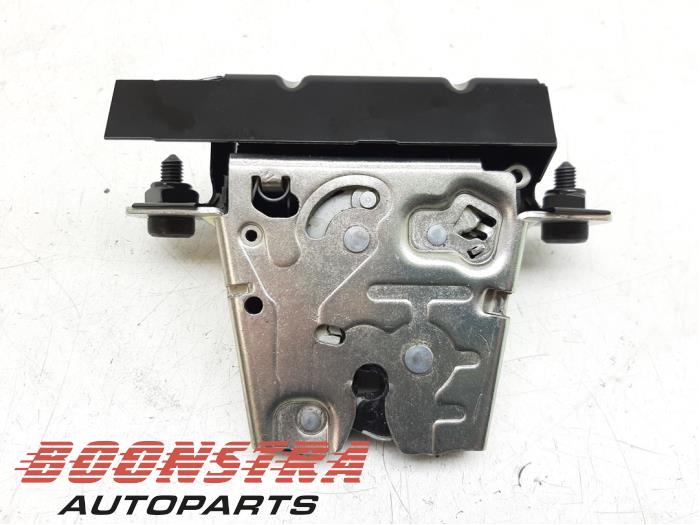 Tailgate lock mechanism from a Porsche Cayenne Coupe (9YB) 3.0 V6 24V Turbo 2019
