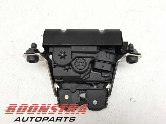 Tailgate lock mechanism from a Porsche Cayenne Coupe (9YB) 3.0 V6 24V Turbo 2019