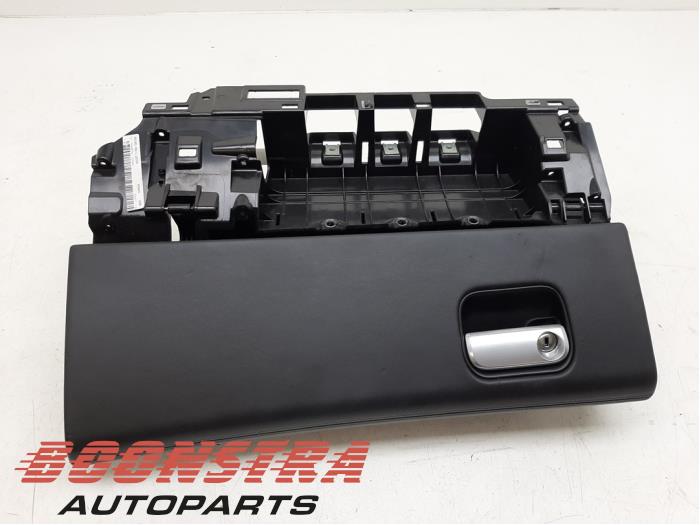 Begagnade Handskfack Porsche Panamera (970) 4.8 V8 32V Turbo S Pris € 99,00 Marginaltabell erbjuds av Boonstra Autoparts