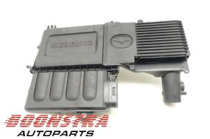 Usados Cuerpo de filtro de aire Mazda 2 (DE) 1.3 16V MZR Precio € 24,95 Norma de margen ofrecido por Boonstra Autoparts