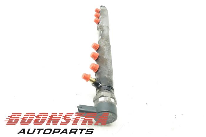 Fuel injector nozzle from a Volvo XC60 I (DZ) 2.4 D5 20V AWD 2009