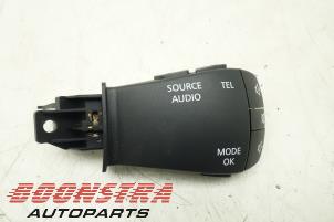 Used Steering wheel mounted radio control Renault Scénic IV (RFAJ) 1.3 TCE 140 16V Price € 24,95 Margin scheme offered by Boonstra Autoparts