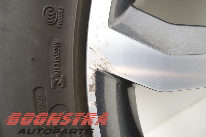 Wheel + tyre from a Skoda Octavia Combi (5EAC) 1.6 TDI Greenline 16V 2015