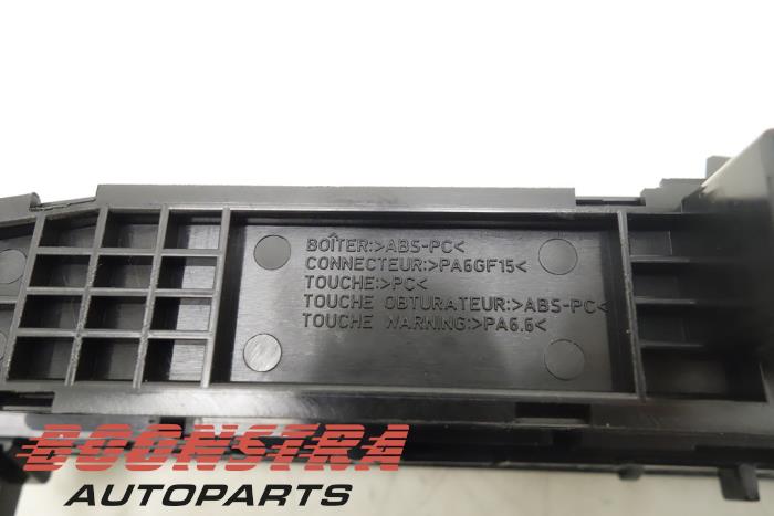 Interruptor ESP de un Peugeot RCZ (4J) 2.0 HDi 16V FAP 2014