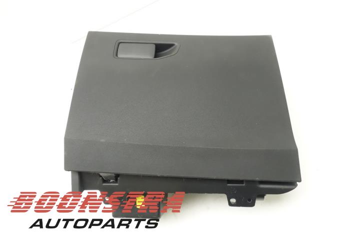 Begagnade Handskfack Peugeot 3008 II (M4/MC/MJ/MR) 1.6 e-THP 165 16V Pris € 54,95 Marginaltabell erbjuds av Boonstra Autoparts