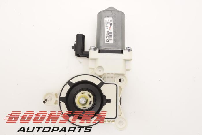 Usados Motor de ventanilla de puerta Dodge 1500 Crew Cab (DS) 5.7 Hemi V8 4x4 Precio € 30,19 IVA incluido ofrecido por Boonstra Autoparts