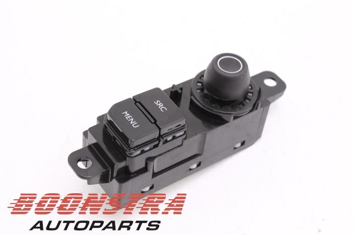 Commande ordinateur de bord d'un Peugeot 2008 (CU) 1.2 12V e-THP PureTech 110 2016