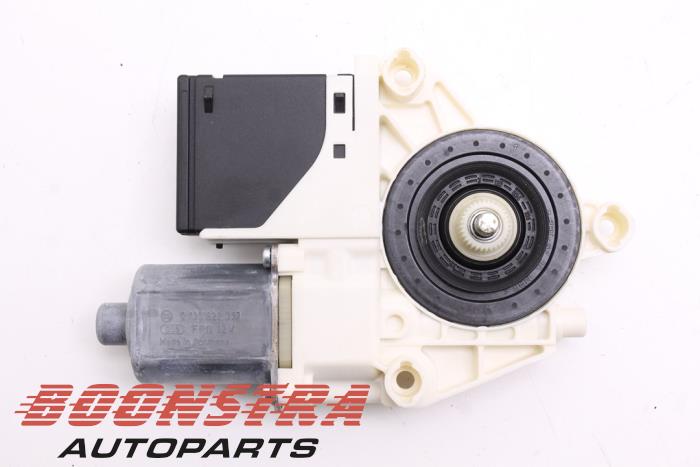 Usados Motor de ventanilla de puerta Renault Megane III Grandtour (KZ) 1.5 dCi 110 Precio € 24,95 Norma de margen ofrecido por Boonstra Autoparts