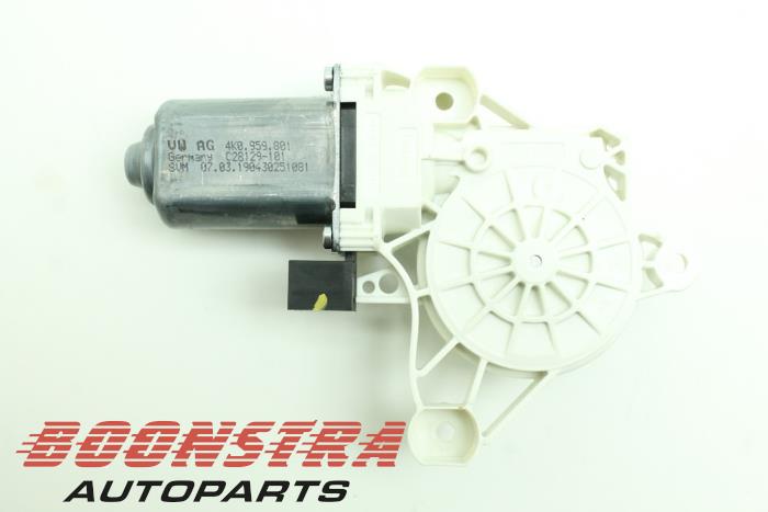 Door window motor from a Porsche Cayenne Coupe (9YB) 3.0 V6 24V Turbo 2019