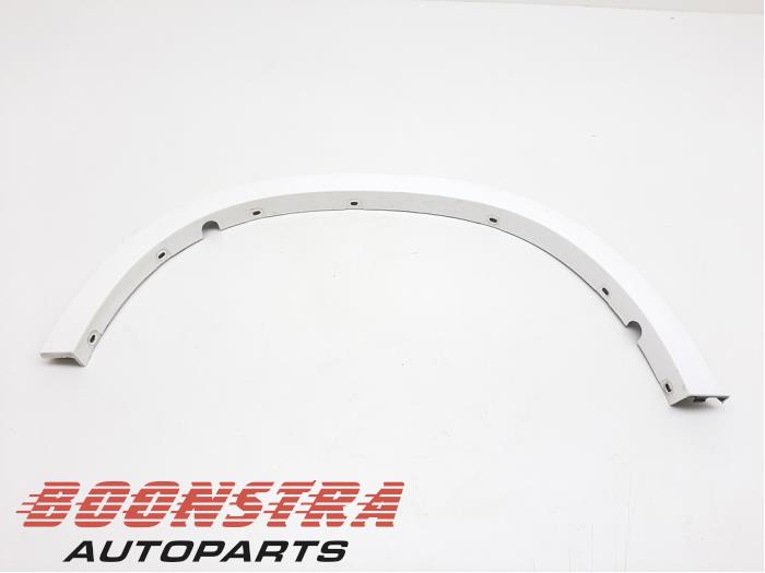 Flared wheel arch from a BMW X6 (F16) M50d 3.0 24V 2015