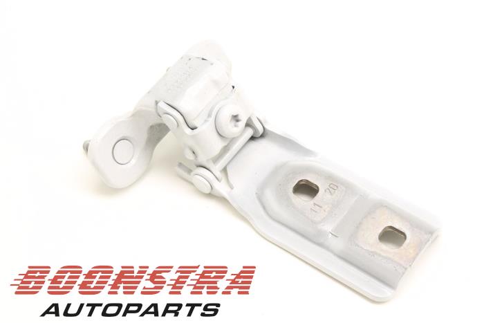Tailgate hinge from a BMW X1 (F48) xDrive 25e 1.5 12V TwinPower Turbo 2020