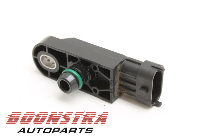 Fuel pressure sensor from a Renault Clio IV (5R) 0.9 Energy TCE 90 12V 2016