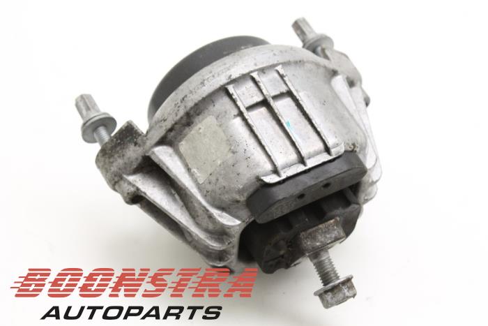 Engine mount from a BMW 3 serie Touring (E91) 320i 16V 2007