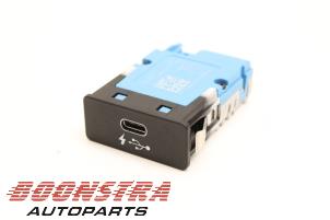 Used AUX / USB connection BMW M3 (G20) M3 Competition 3.0 TwinPower Turbo 24V Price € 24,95 Margin scheme offered by Boonstra Autoparts