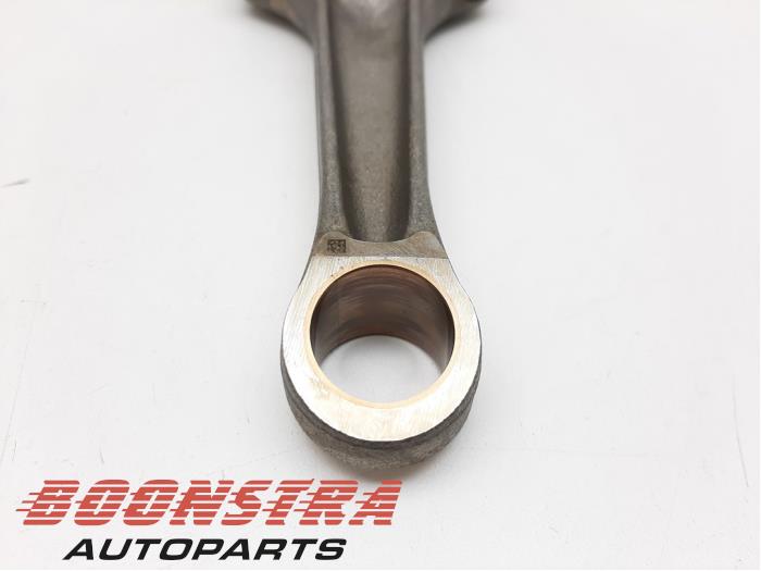 Connecting rod from a BMW 3 serie Touring (G21) 330i 2.0 TwinPower Turbo 16V 2019