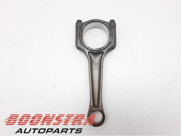 Connecting rod from a BMW 3 serie Touring (G21) 330i 2.0 TwinPower Turbo 16V 2019