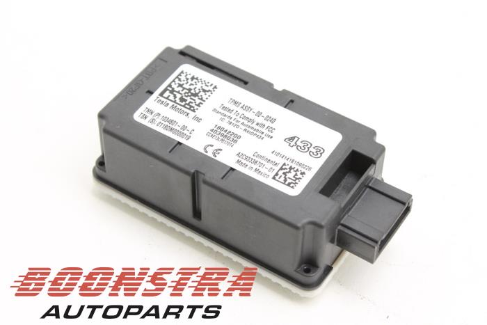 Begagnade Däcktrycksantenn Tesla Model X P100D Pris € 49,95 Marginaltabell erbjuds av Boonstra Autoparts