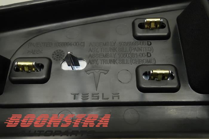 Tapizado de maletero izquierda de un Tesla Model X P100D 2018