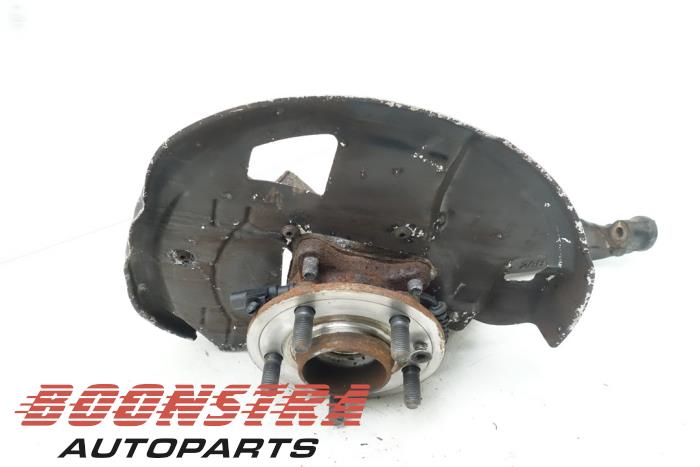 Knuckle, front left from a Land Rover Discovery IV (LAS) 3.0 SD V6 24V 2010