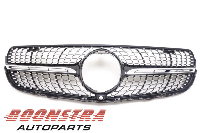 Używane Grill Mercedes GLC (X253) Cena € 99,00 Procedura marży oferowane przez Boonstra Autoparts