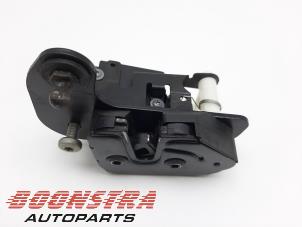 Used Tailgate lock mechanism Landrover Discovery IV (LAS) 3.0 SD V6 24V Price € 29,95 Margin scheme offered by Boonstra Autoparts