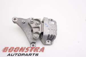 Engine mount from a Jeep Compass II (MP) 2.0 Multijet II 140 16V 4x4 2019
