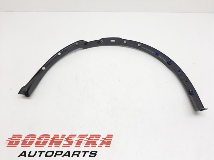 Flared wheel arch from a Land Rover Discovery Sport (LC) 2.0 T 16V AWD 2020