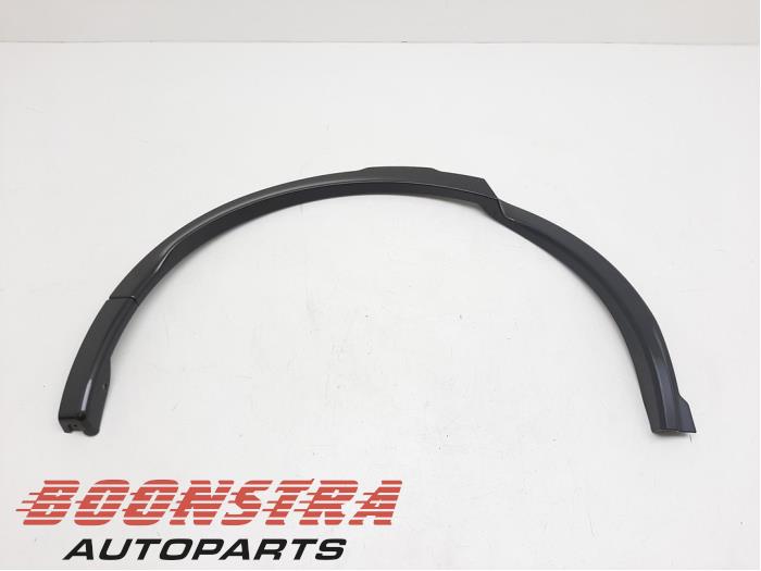 Flared wheel arch from a Land Rover Discovery Sport (LC) 2.0 T 16V AWD 2020