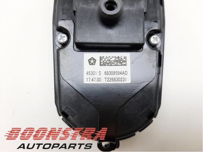 Cruise control switch from a RAM 1500 Crew Cab (DS/DJ/D2) 5.7 Hemi V8 4x4 2020