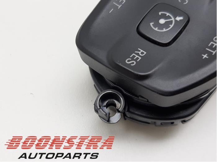 Cruise control switch from a RAM 1500 Crew Cab (DS/DJ/D2) 5.7 Hemi V8 4x4 2020