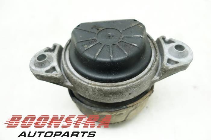 Engine mount from a Mercedes-Benz E Estate (S212) E-350 CDI V6 24V BlueEfficiency 4-Matic 2011