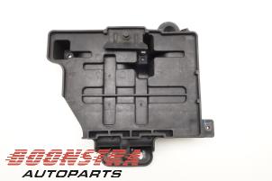Usagé Boîtier de batterie Kia Sportage (SL) 2.0 CVVT 16V 4x2 Prix € 30,19 Prix TTC proposé par Boonstra Autoparts