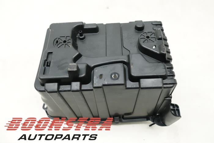 Caja de batería de un Ford Fiesta 7 1.0 EcoBoost 12V 100 2019