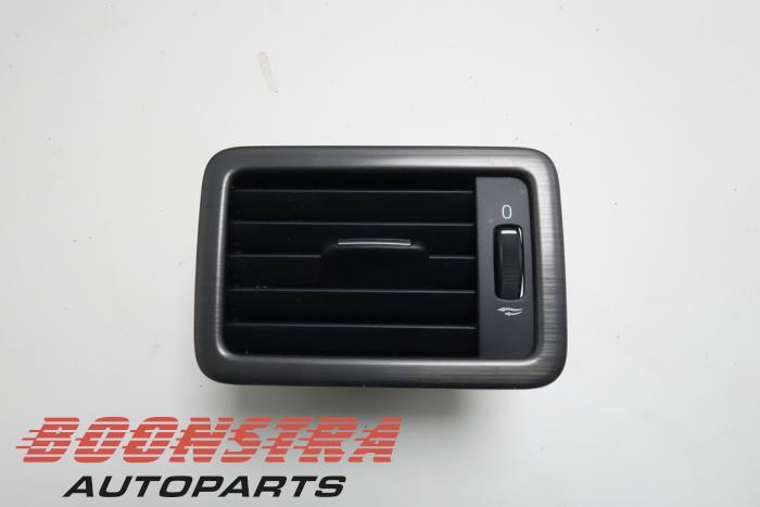 Dashboard vent from a Volvo XC70 (BZ) 2.0 D4 20V 2015