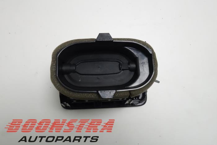 Dashboard vent from a Volvo XC70 (BZ) 2.0 D4 20V 2015