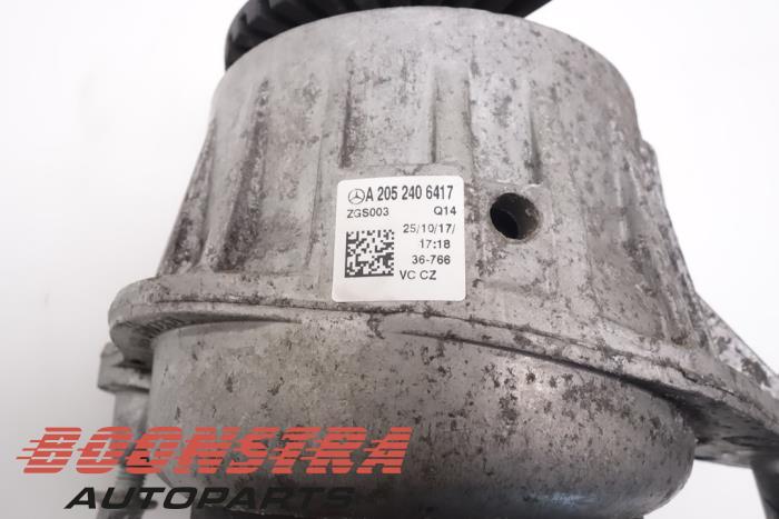 Engine mount from a Mercedes-Benz C Estate (S205) C-180 BlueTEC, C-180 d 1.6 16V 2018