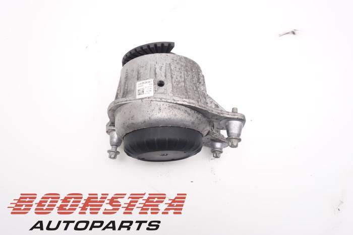 Engine mount from a Mercedes-Benz C Estate (S205) C-180 BlueTEC, C-180 d 1.6 16V 2018