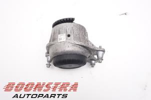 Engine mount from a Mercedes-Benz C Estate (S205) C-180 BlueTEC, C-180 d 1.6 16V 2018