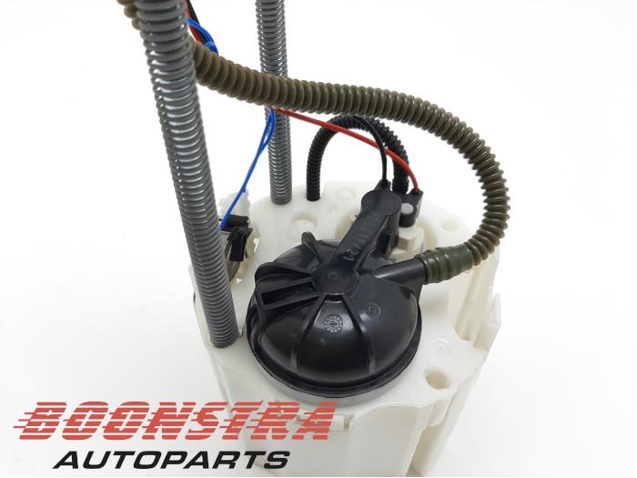 Electric fuel pump from a Opel Astra K 1.0 SIDI Turbo 12V 2017