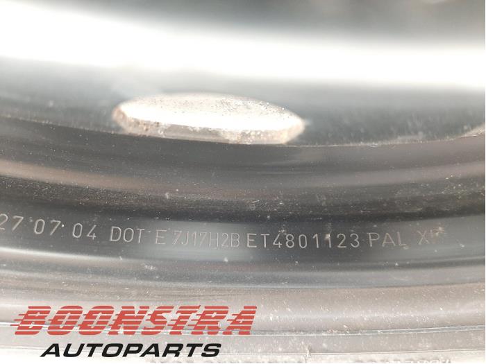 Llanta y neumático de un Peugeot 407 (6D) 2.0 16V 2004
