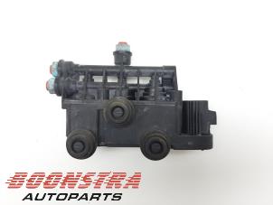 Used Level control valve Landrover Discovery IV (LAS) 3.0 SD V6 24V Price € 29,95 Margin scheme offered by Boonstra Autoparts