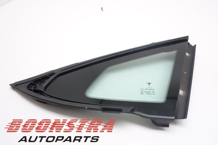 Usados Ventanilla triangular derecha detrás Tesla Model S 85 Precio € 119,00 Norma de margen ofrecido por Boonstra Autoparts