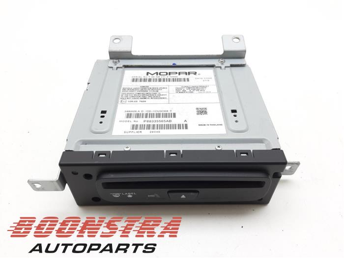 Używane Odtwarzacz CD Dodge 1500 Crew Cab (DS) 5.7 Hemi V8 4x4 Cena € 180,29 Z VAT oferowane przez Boonstra Autoparts