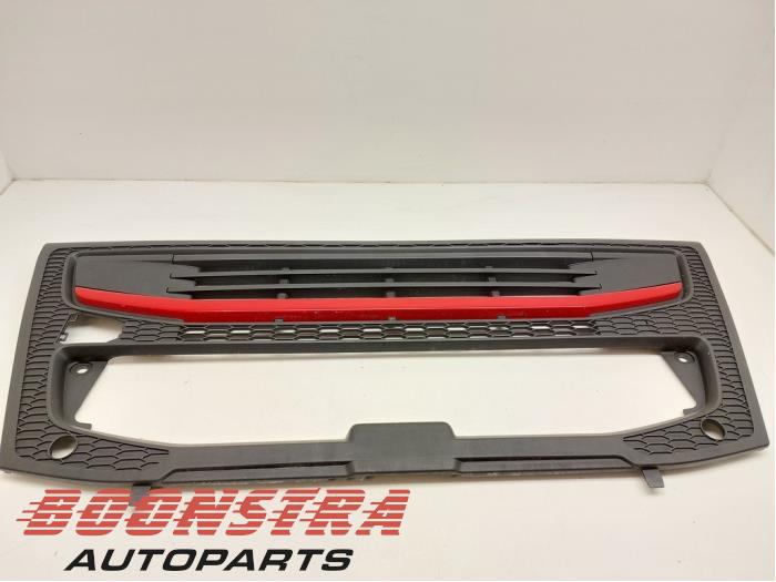 Begagnade Grill Volvo FM Pris € 362,94 Inklusive moms erbjuds av Boonstra Autoparts