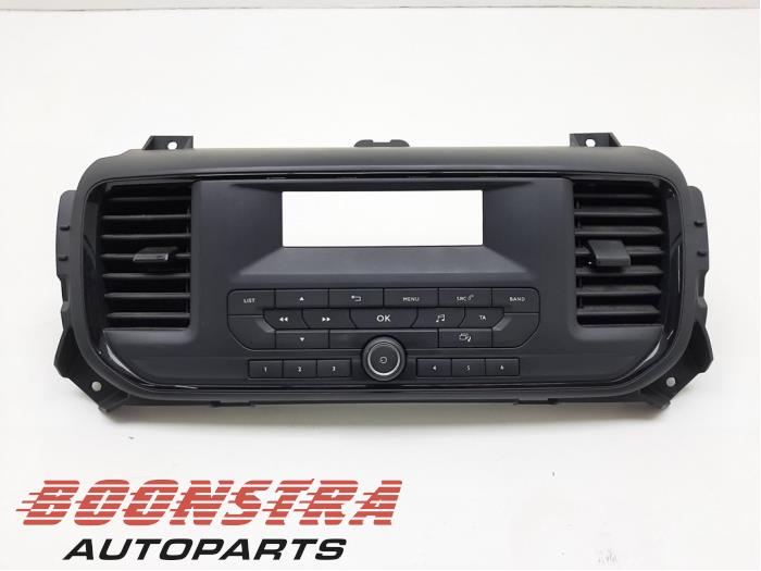 Radio control panel from a Peugeot Expert (VA/VB/VE/VF/VY) 1.6 Blue HDi 95 16V 2019